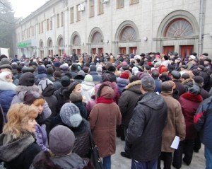 Workers at Yuzmash factory complex in Dnipropetrovsk rally on Jan 21, 2015