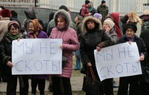 Thousands of Ukrainians protest at U.S. embassy in Kyiv. Signs read, 'We are not cattle'