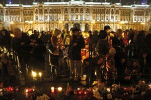 People gather to mourn Egypt air crash victims at Dvortsovaya (Palace) Square in St Petersburg, Russia on Nov 1, 2015 (Dmitry Lovetsky, AP)