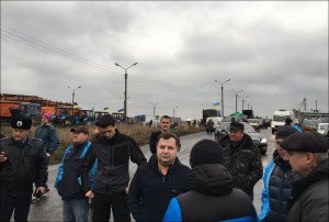 Farmers in Ukraine block roads protesting rising tariffs, Dec 2015