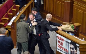 Poroshenko Bloc deputy Oleg Barna tries to 'remove' Arseniy Yatsenyuk as prime minister on Dec 11, 2015 (Reuters)