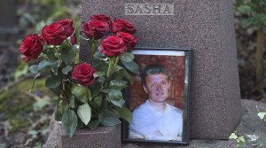 The grave of Aleksandr Litvinenko at Highgate Cemetery in London on Jan 21, 2016 (Toby Melville, Reuters )