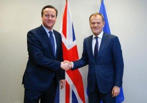 British PM David Cameron (L) and European Council President Donald Tusk ahead of EU summit mt in Brussels on Feb 18, 2016 (Yves Herman, AFP)