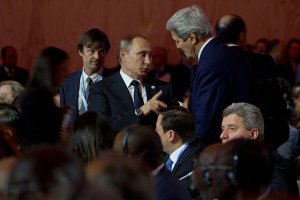 President Vladimir Putin speaks with U.S. Secretary of State John Kerry at the UN climate change conference in Paris, Nov 30, 2015 (Stephen Crowley, The New York Times)