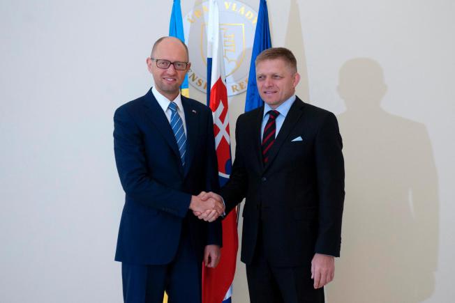 Slovak PM Robert Fico (L) Ukrainian PM Arseniy Yatsenyuk meet in ...