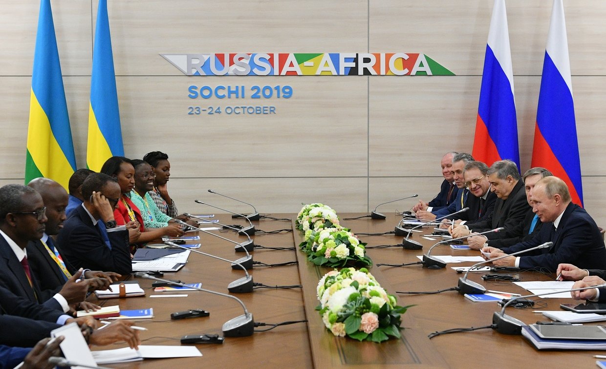 Russian President Vladimir Putin and President of the Republic of Rwanda Paul Kagamin (third from left) during a meeting on the sidelines of the Russia-Africa summit. © Sputnik / Ramil Sitdikov