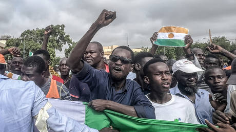 Protesters demonstrate on independence day in Niamey on August 3, 2023 ©  AFP